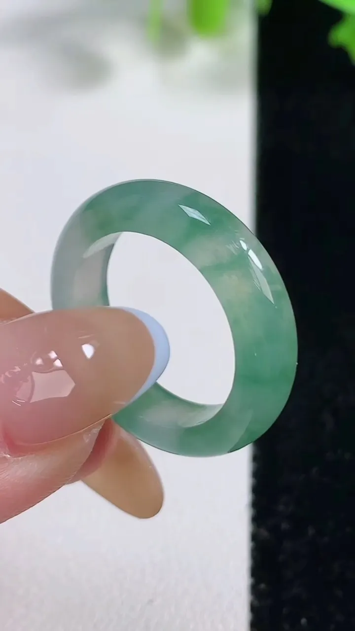 天然A货翡翠冰种飘花指环戒指，尺寸17.8-5.2-3.4，重量:4.14g2025年10月29日
工厂直销收藏佳品,种好水足，色泽均匀，有种有色，上手高大气！