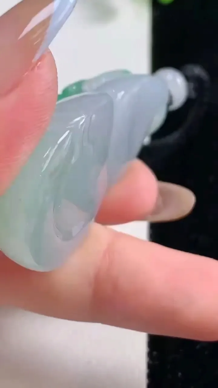 天然A货翡翠葫芦吊坠，尺寸51.4-25-13.7，重量:35.18g
10月29日