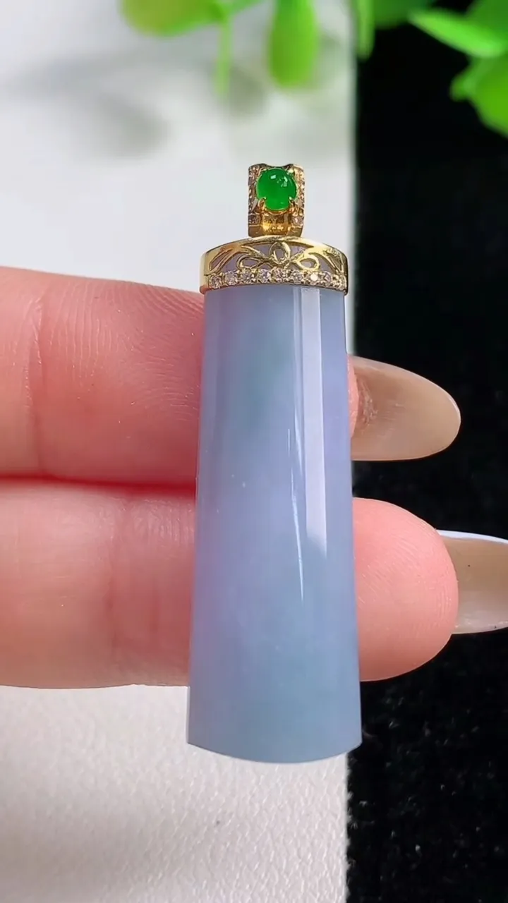 天然A货翡翠18K金紫罗兰无事牌吊坠，尺寸35.2-11.3-4.9，重量:5.45g
10月29日