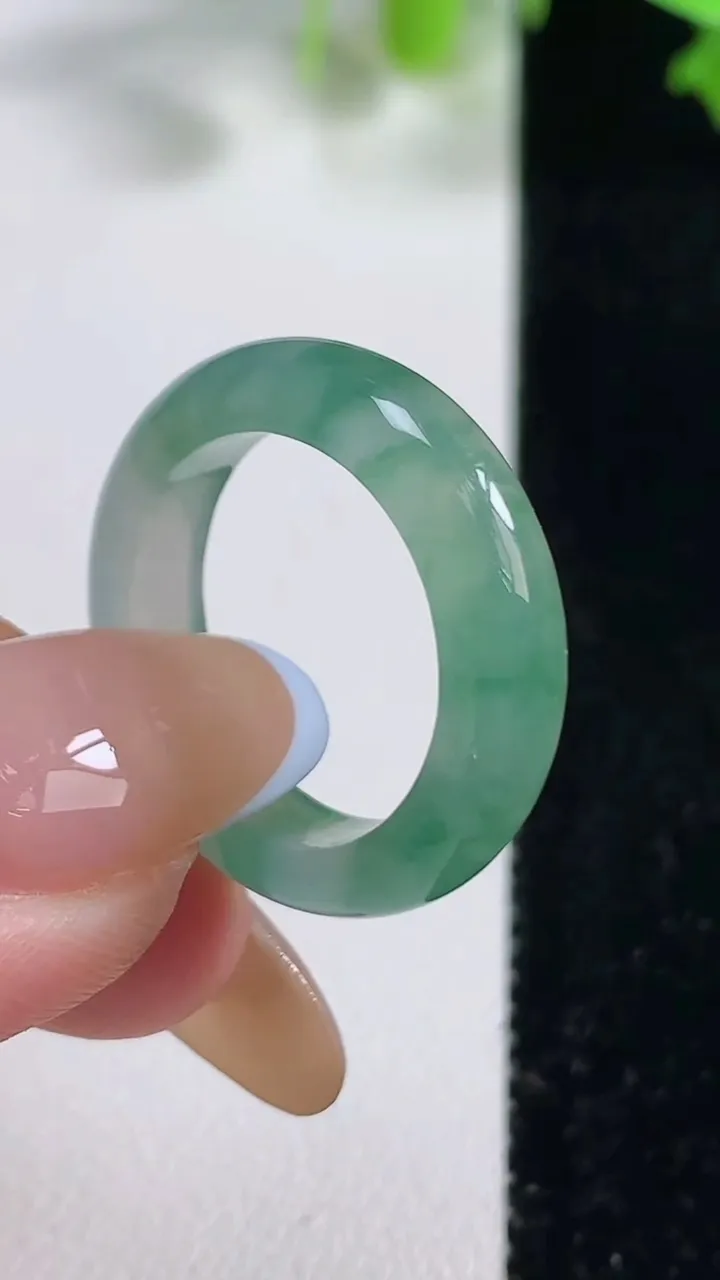 天然A货翡翠冰种飘花指环戒指，尺寸17.8-5.2-3.4，重量:4.14g2025年10月29日
工厂直销收藏佳品,种好水足，色泽均匀，有种有色，上手高大气！