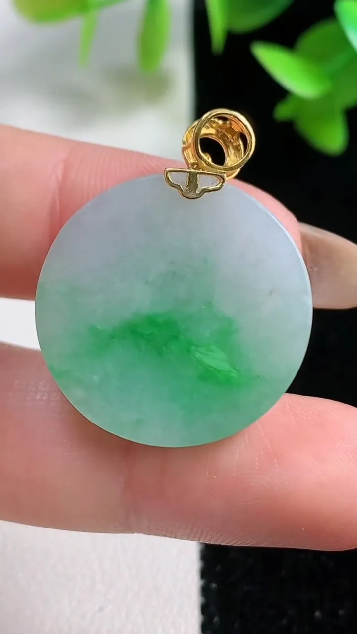 天然A货翡翠无事牌吊坠，尺寸23.3-5，重量:7.82g
10月29日