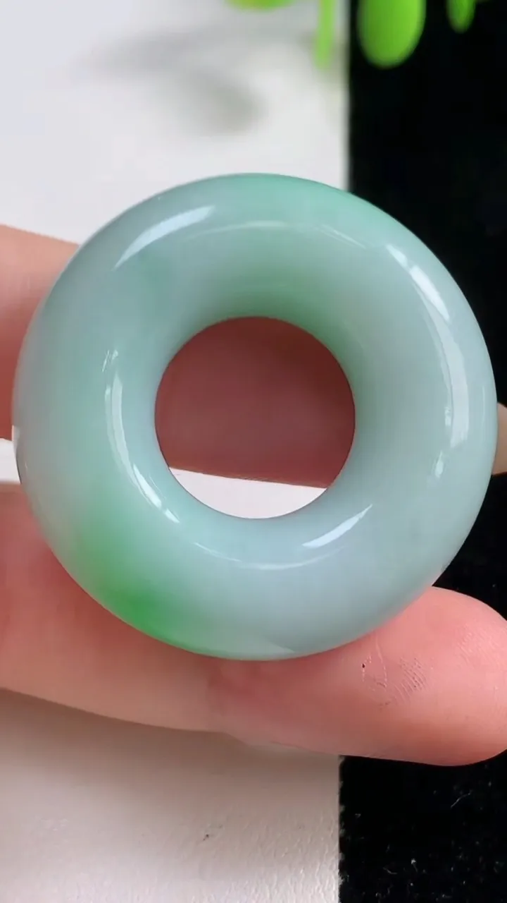 天然A货翡翠平安环吊坠，尺寸36.2-11，重量:25.61g
10月29日