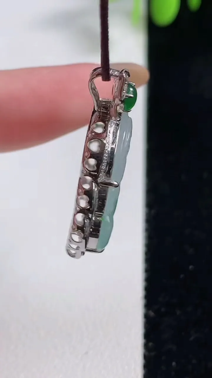 天然A货翡翠种飘花佛公吊坠，尺寸29.4-23.8-6裸石17.4-22.2，重量:3.21g
10月29日，重量:3.21g