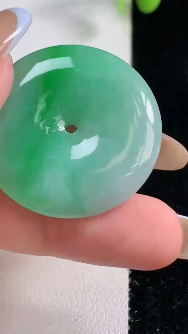 天然A货翡翠平安扣吊坠，尺寸33.1-5.8，重量:13.84g
10月29日