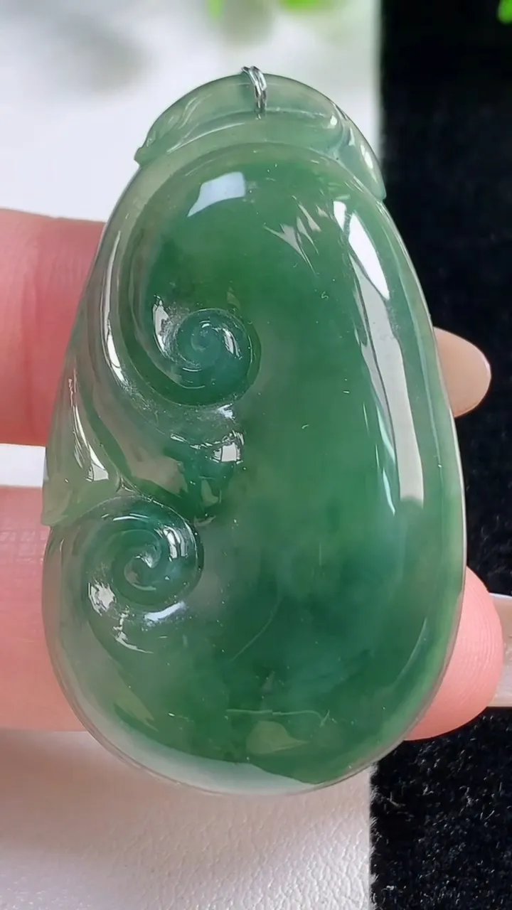 天然A货翡翠如意吊坠，尺寸46.3-26.8-5.9，重量:12.17g
10月29日