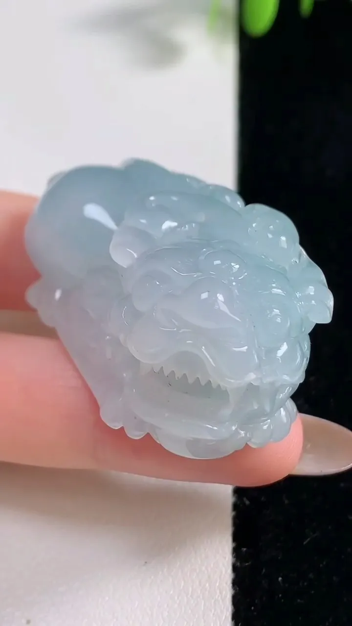 天然A货翡翠貔貅吊坠，尺寸47.2-24.3-22.4，重量:52.58g
10月29日