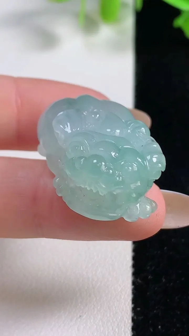 天然A货翡翠貔貅吊坠，尺寸29-18.7-12.3，重量:15.30g
10月29日