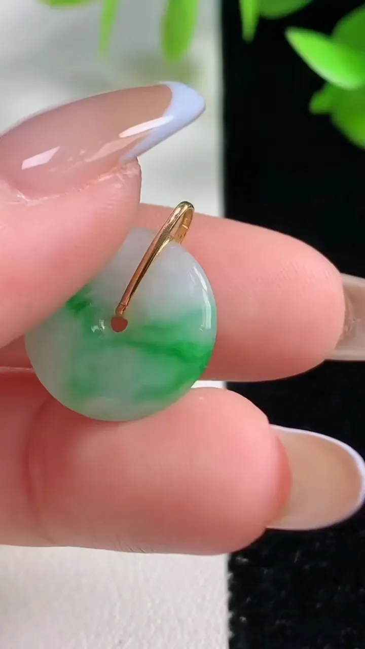 天然A货翡翠平安扣吊坠，尺寸16-3.2，重量:1.89g
10月29日