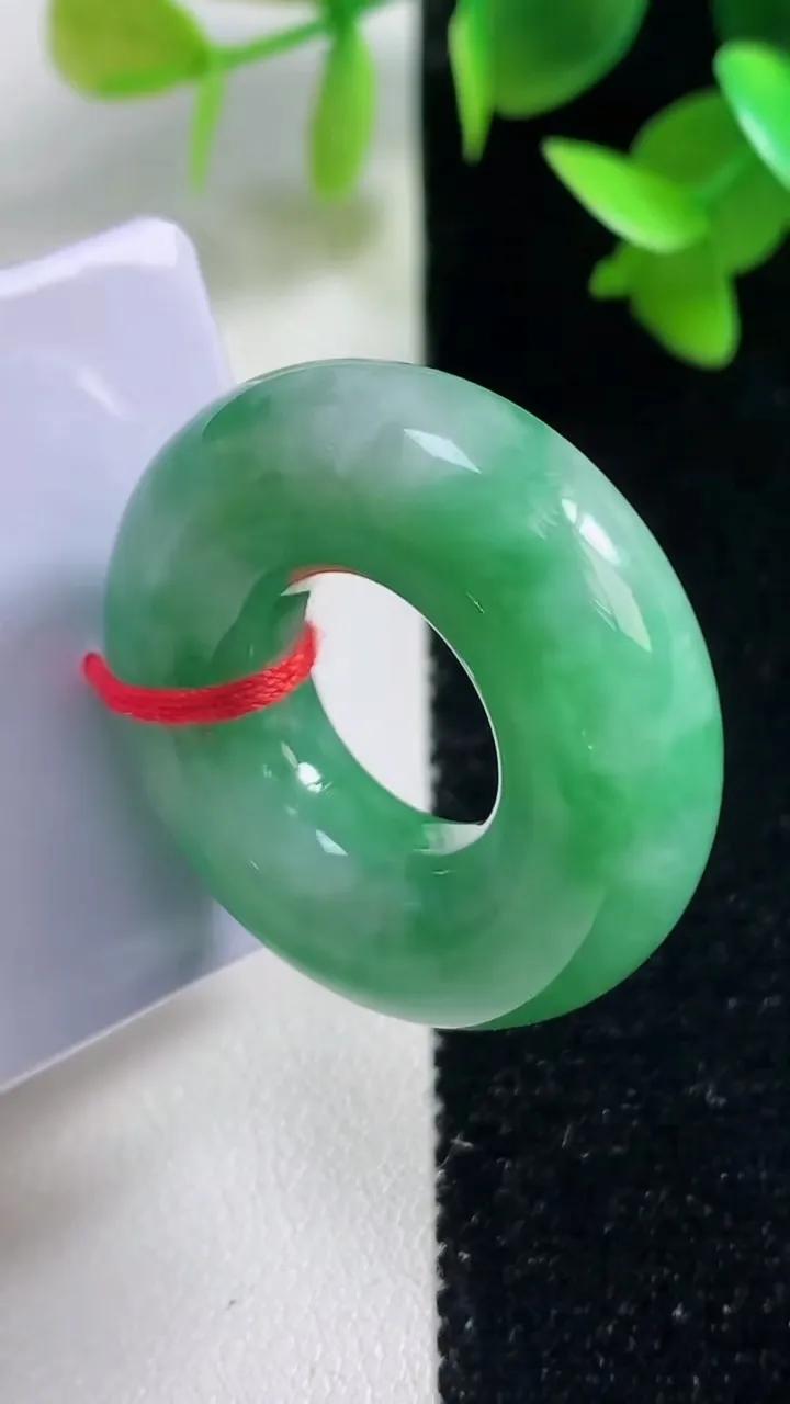 天然A货翡翠平安环 甜甜圈吊坠，尺寸33-9.2，重量:20.25g
10月29日