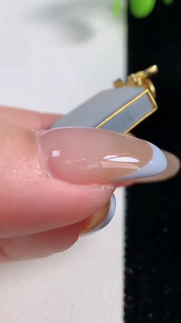 天然A货翡翠18K金紫罗兰飘花无事牌吊坠，尺寸48.3-26.2-4.5，重量:16.58g
10月29日