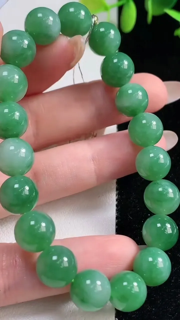 天然A货翡翠圆珠手串，尺寸10-19颗，重量:31.96g10月29日
工厂直销收藏佳品,种好水足，色泽均匀，有种有色，上手高大气！