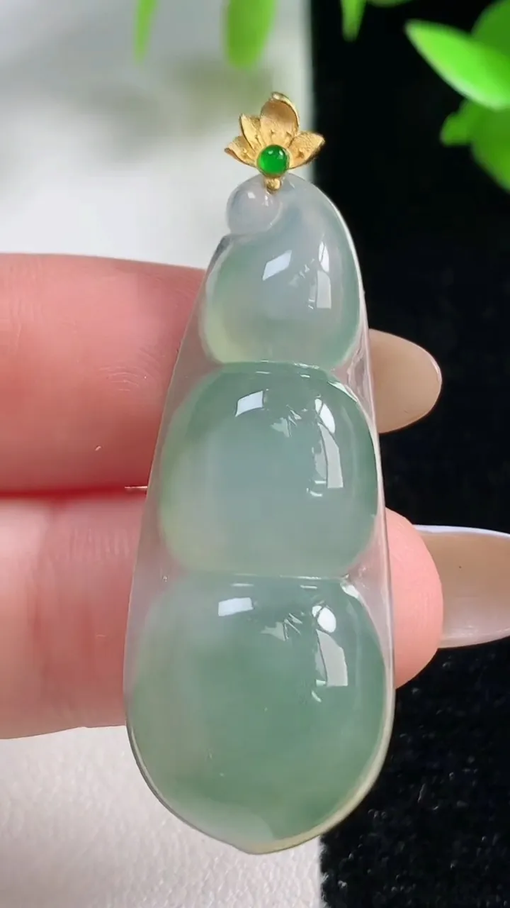 天然A货翡翠福豆吊坠，尺寸41-15.9-5.8，重量:6.25g
10月29日