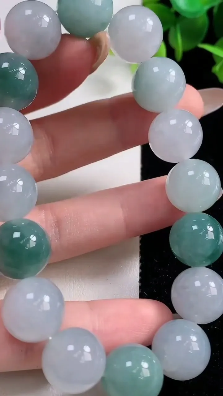 天然A货翡翠种飘花圆珠手串，尺寸13.3-16颗，重量:64.43g10月29日
工厂直销收藏佳品,