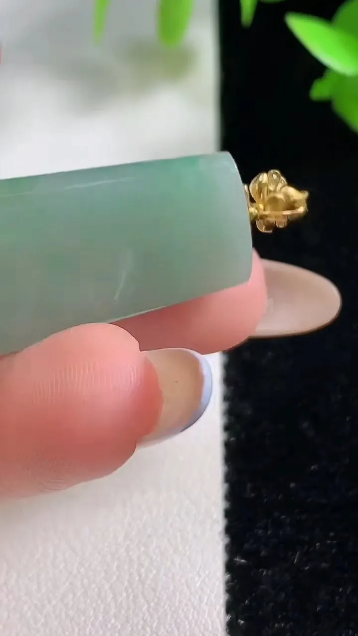 天然A货翡翠无事牌吊坠，尺寸29-16-4.2，重量:5.10g
10月29日