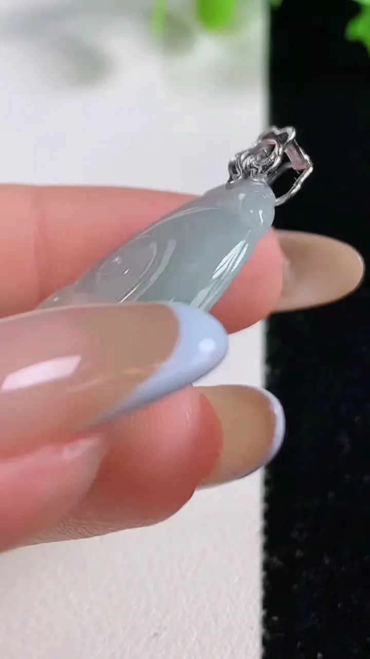 天然A货翡翠种白冰如意吊坠，尺寸32.7-21.8-5.2，重量:8.42g
10月29日