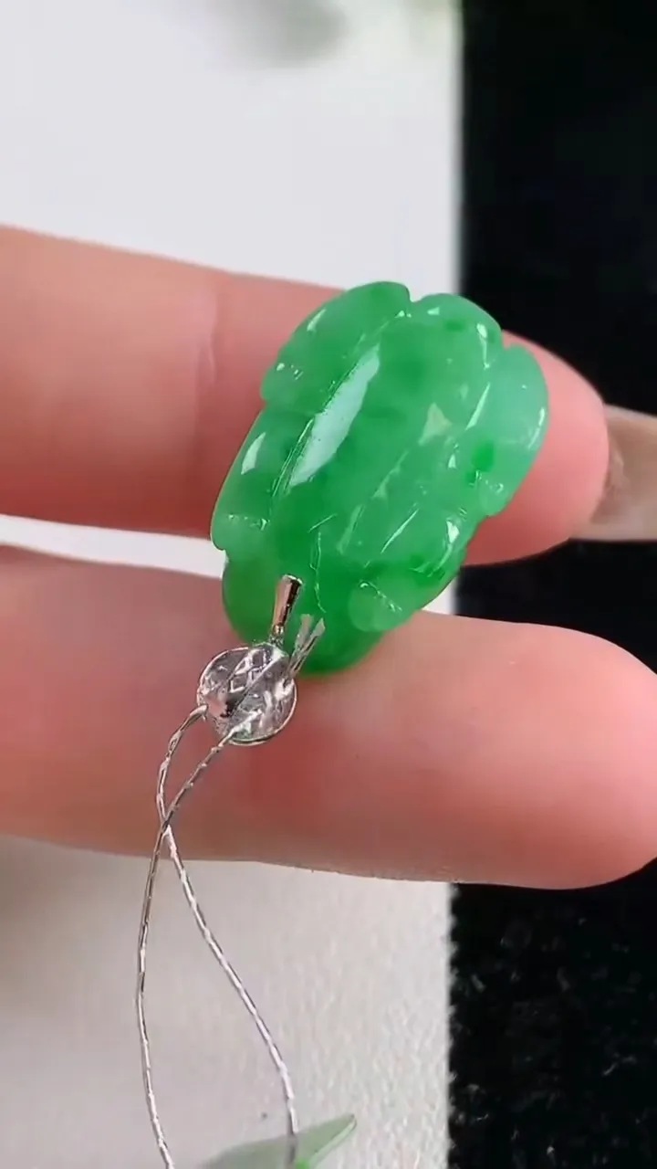 天然A货翡翠貔貅吊坠，尺寸20.2-14-9.2，重量:5.80g
10月29日