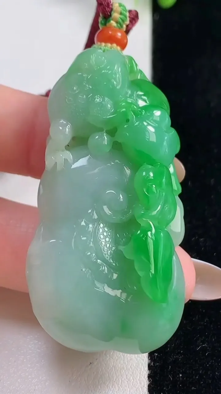 天然A货翡翠金蟾吊坠，尺寸53.8-26.4-11.7，重量:34.64g
10月29日