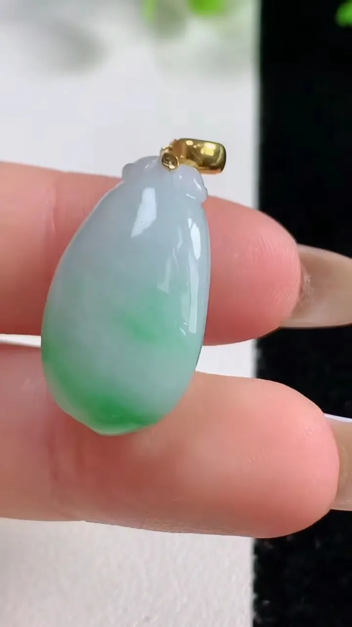 天然A货翡翠福瓜吊坠，尺寸23-14-0.7，重量:6.08g
10月29日