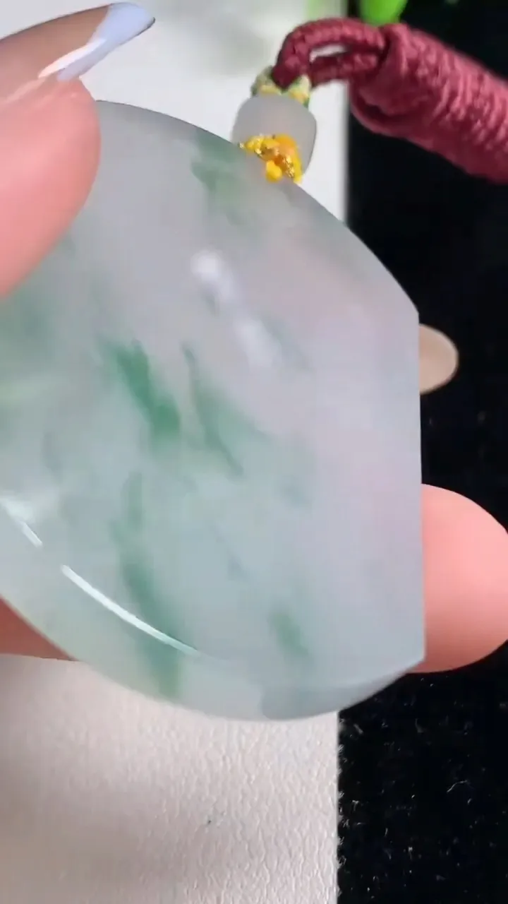 天然A货翡翠种飘花无事牌吊坠，尺寸48-36-6，重量:31.29g
10月29日