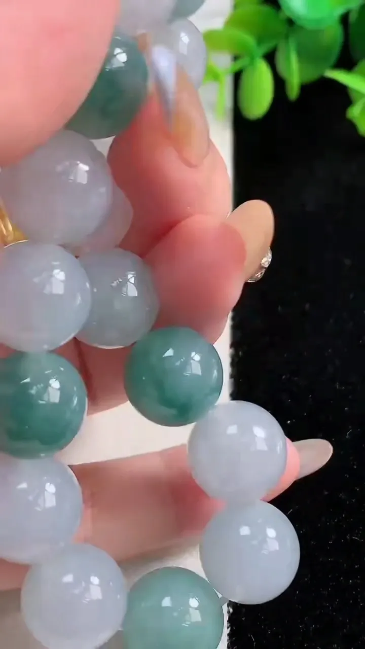 天然A货翡翠种飘花圆珠手串，尺寸13.3-16颗，重量:64.43g10月29日
工厂直销收藏佳品,种好水足，色泽均匀，有种有色，上手高大气！