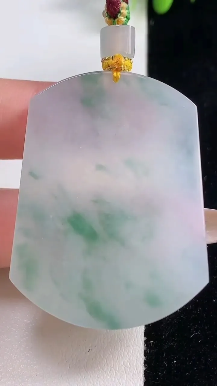 天然A货翡翠种飘花无事牌吊坠，尺寸48-36-6，重量:31.29g
10月29日