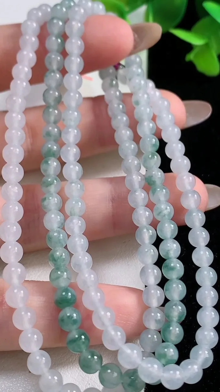 天然A货翡翠冰种飘花圆珠项链，尺寸4.6-138颗，重量:26.50g
10月29日