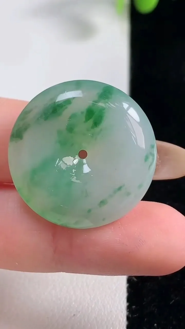 天然A货翡翠平安扣吊坠，尺寸25.6-6，重量:8.73g
10月29日