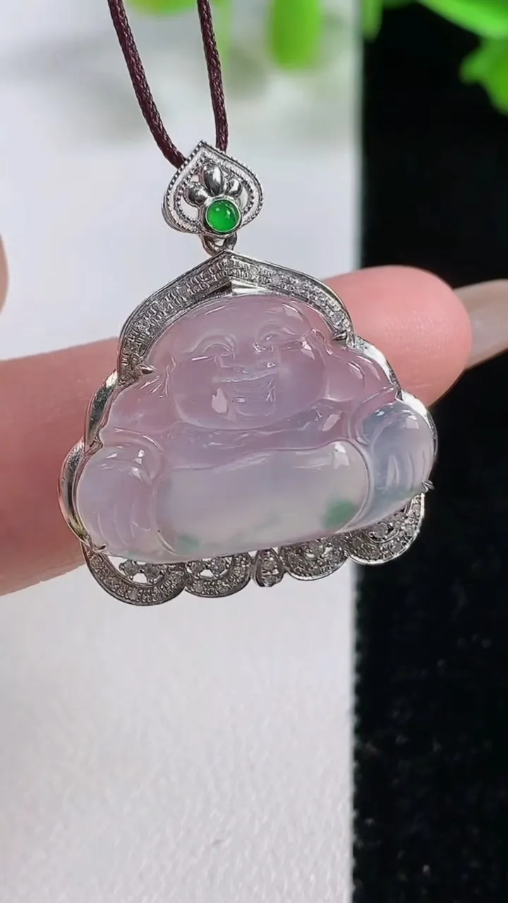 天然A货翡翠种飘花佛公吊坠，尺寸28.2-24.3-6.2，裸石16-22.5重量:3.16g
10