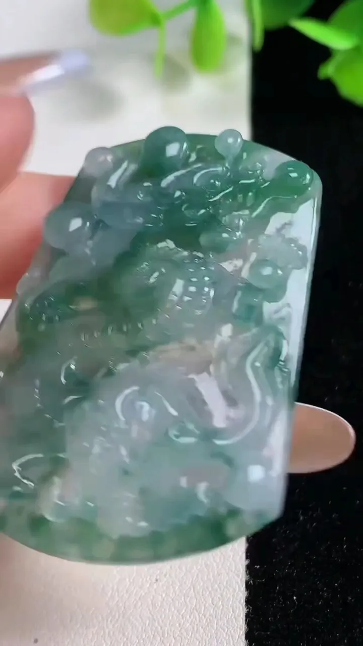 天然A货翡翠冰种飘花龙牌吊坠，尺寸56-37.4-5，重量:20.25g
10月29日