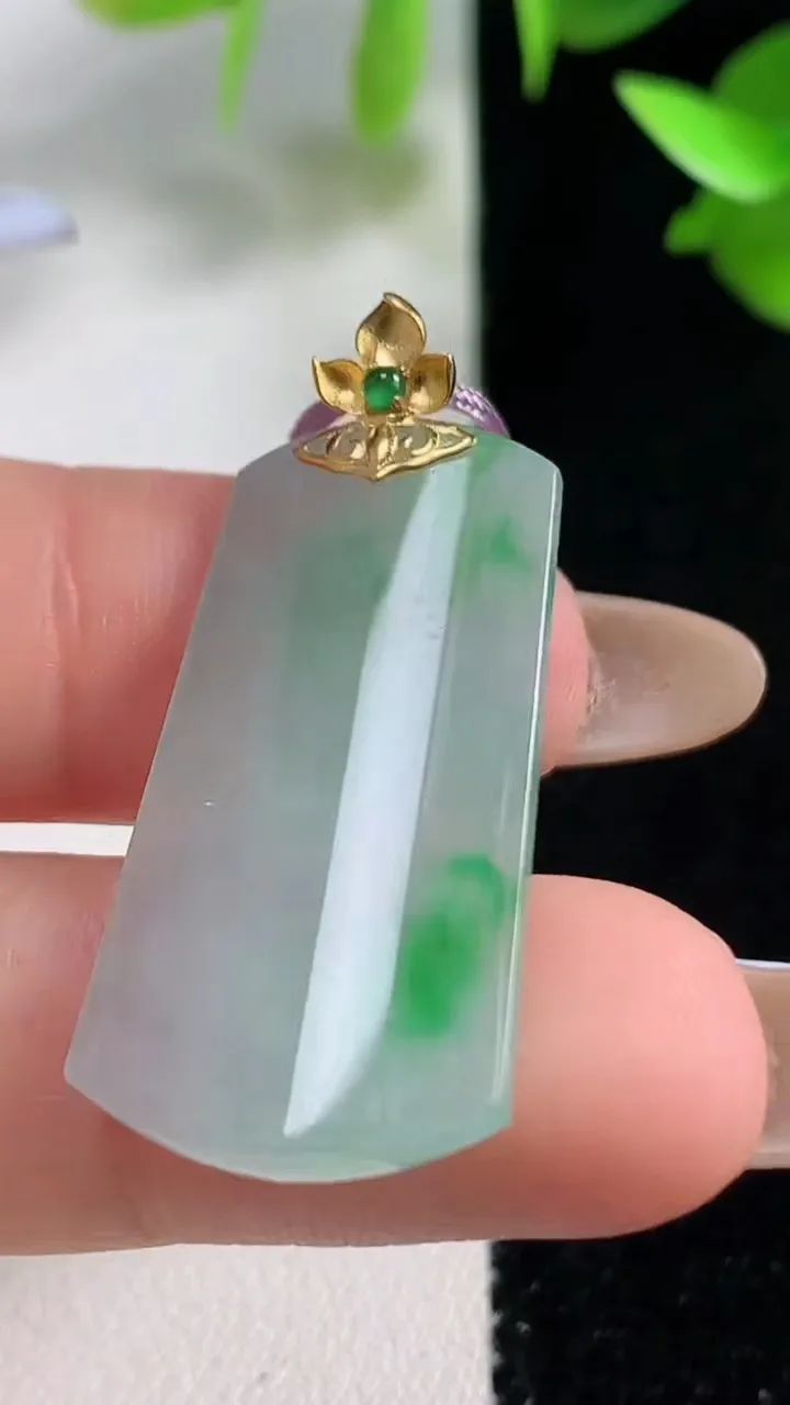 天然A货翡翠无事牌吊坠，尺寸31-16.8-3.6，重量:4.47g
10月29日