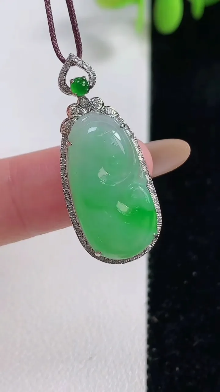 天然A货翡翠如意吊坠，尺寸32-13.2-5.6，裸石20.3-11.2重量:2.77g
10月29