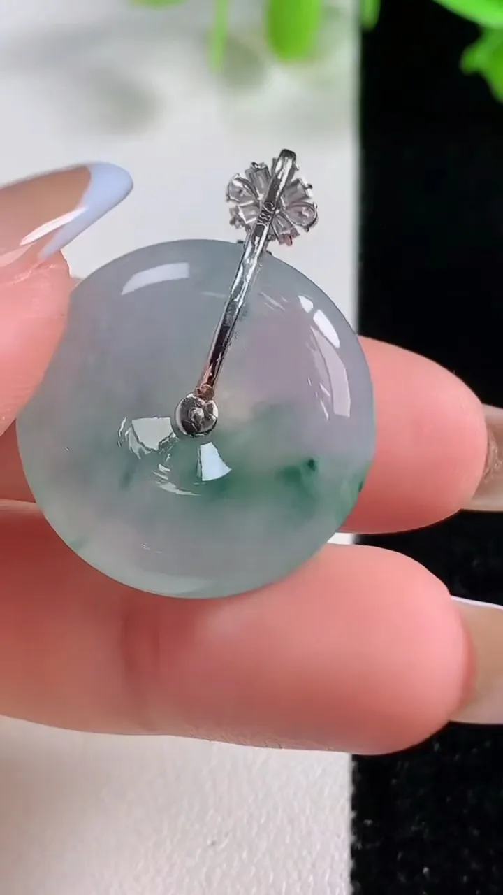 天然A货翡翠种飘花平安扣吊坠，尺寸23.7-6，重量:7.55g
10月29日