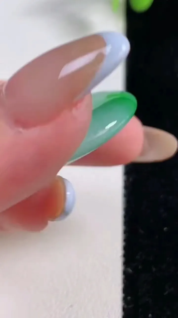 天然A货翡翠平安扣吊坠，尺寸33.1-5.8，重量:13.84g
10月29日