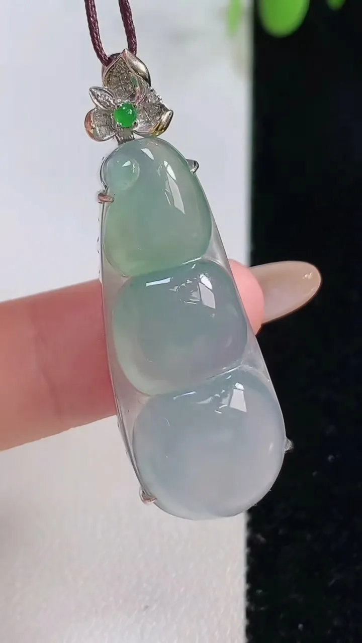 天然A货翡翠福豆吊坠，尺寸35.5-14.7-8.8，重量:5.95g
10月29日