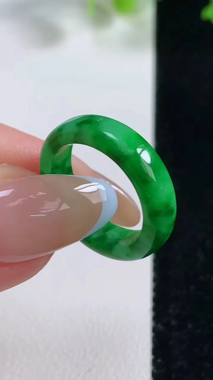 天然A货翡翠指环戒指，尺寸16-4.8-2.6，重量:2.54g2025年10月29日
工厂直销收藏