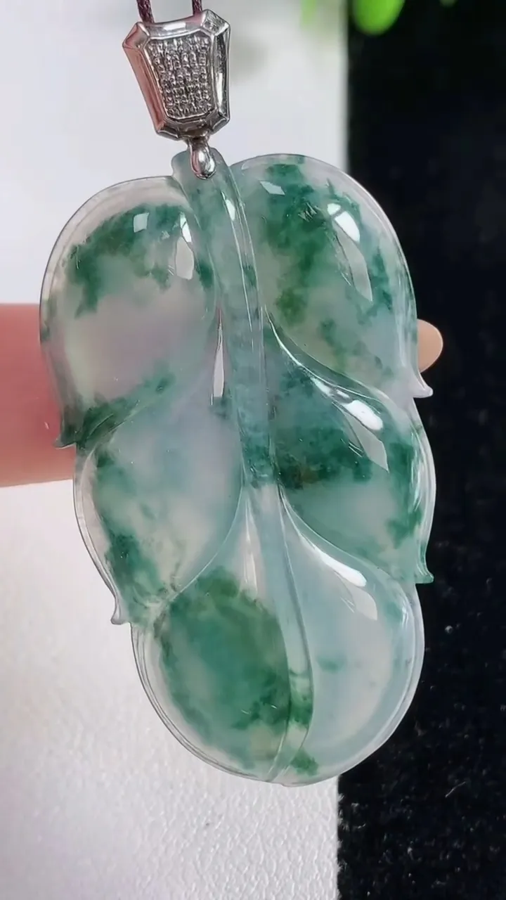 天然A货翡翠种飘花金枝玉叶 叶子吊坠，尺寸46-28-5.1，重量:12.22g
10月29日