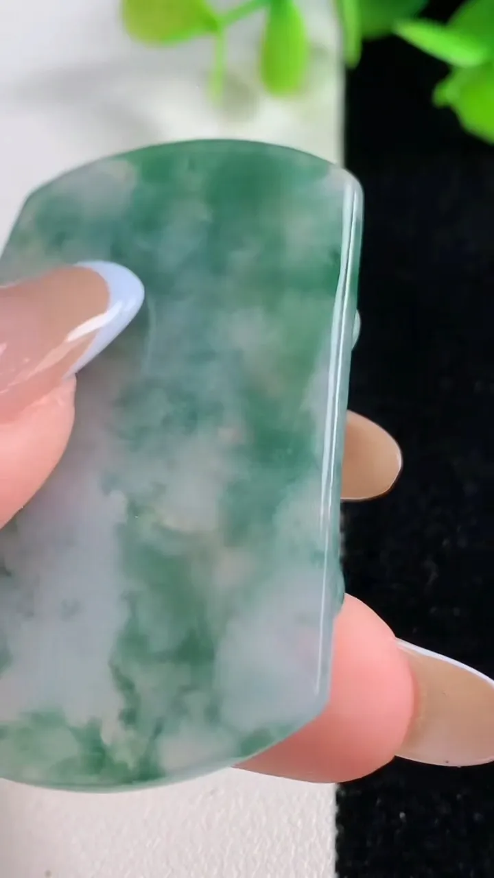 天然A货翡翠冰种飘花龙牌吊坠，尺寸56-37.4-5，重量:20.25g
10月29日