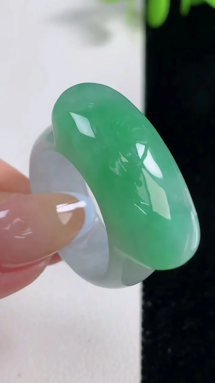 天然A货翡翠马鞍戒指 扳指，尺寸20.5-28.5-12.3-6.7，重量:14.63g2025年10月29日
工厂直销收藏佳品,种好水足，色泽均匀，有种有色，上手高大气！