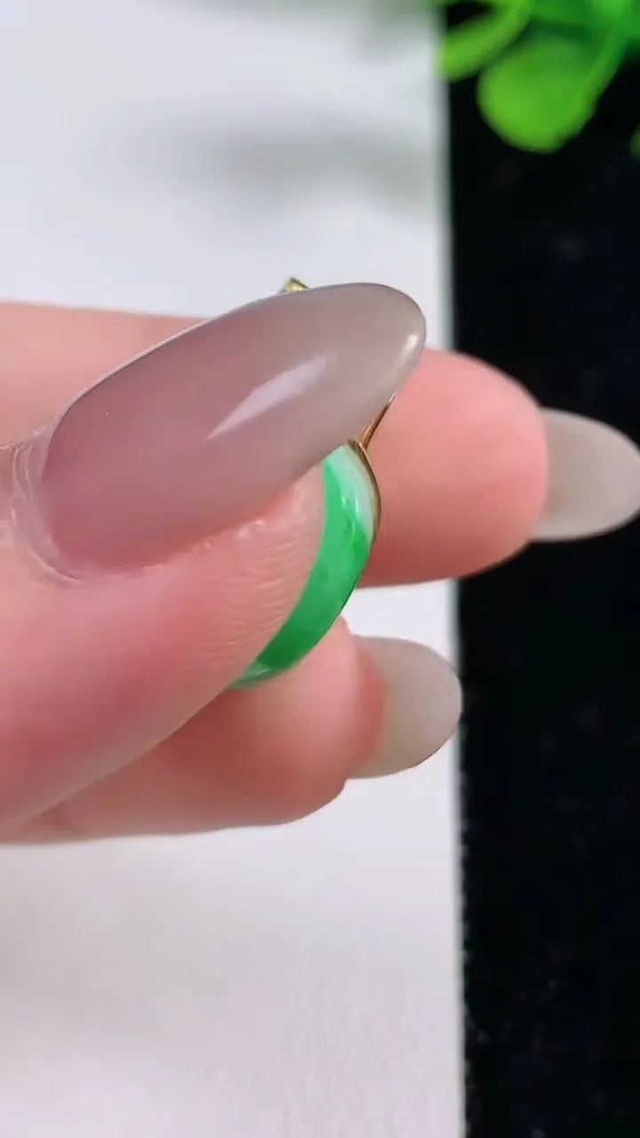 天然A货翡翠路路通吊坠，尺寸15.2-12.5，重量:6.86g
10月29日