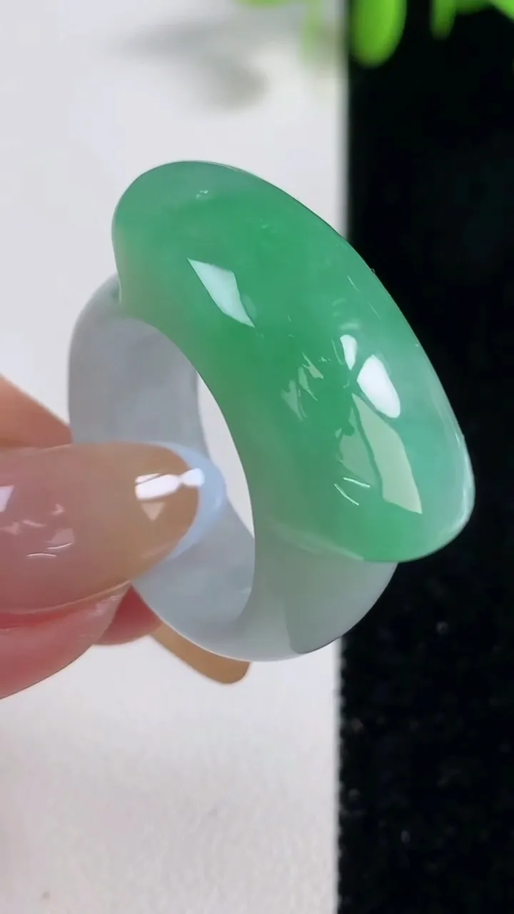天然A货翡翠马鞍戒指 扳指，尺寸20.5-28.5-12.3-6.7，重量:14.63g2025年10月29日
工厂直销收藏佳品,种好水足，色泽均匀，有种有色，上手高大气！