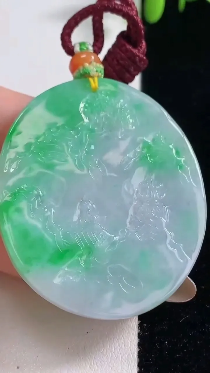 天然A货翡翠山水牌吊坠，尺寸51-44.4-6.5，重量:33.34g
10月29日