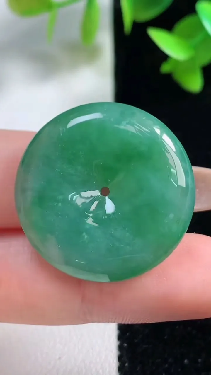 天然A货翡翠平安扣吊坠，尺寸27.3-5.7，重量:9.27g
10月30日