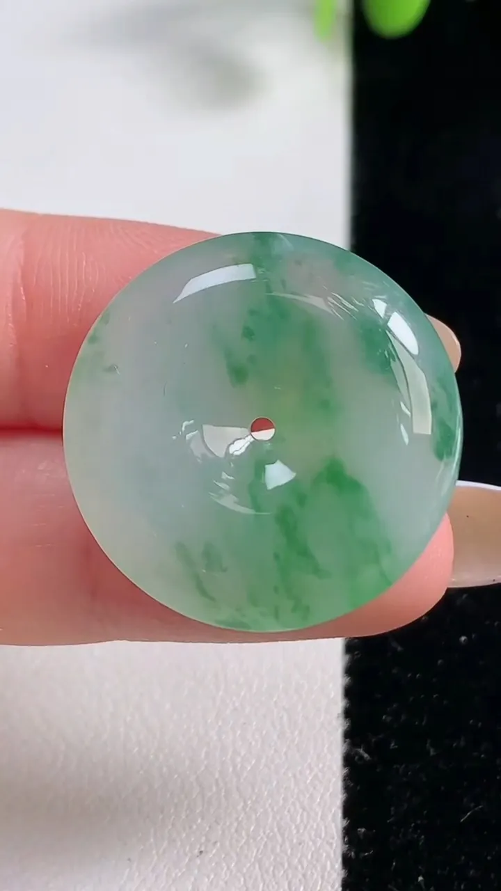 天然A货翡翠平安扣吊坠，尺寸25.6-6，重量:8.73g
10月29日