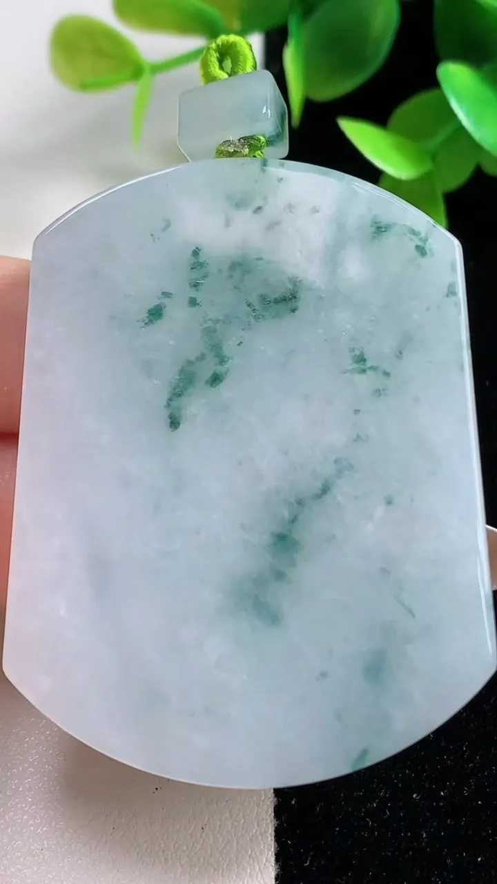 天然A货翡翠冰种飘花无事牌吊坠，尺寸53.2-40.4-6.4，重量:39.00g
10月29日