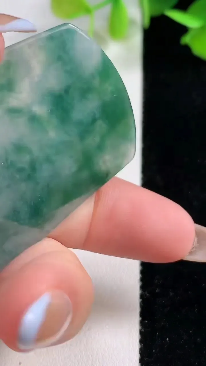 天然A货翡翠冰种飘花龙牌吊坠，尺寸56-37.4-5，重量:20.25g
10月29日