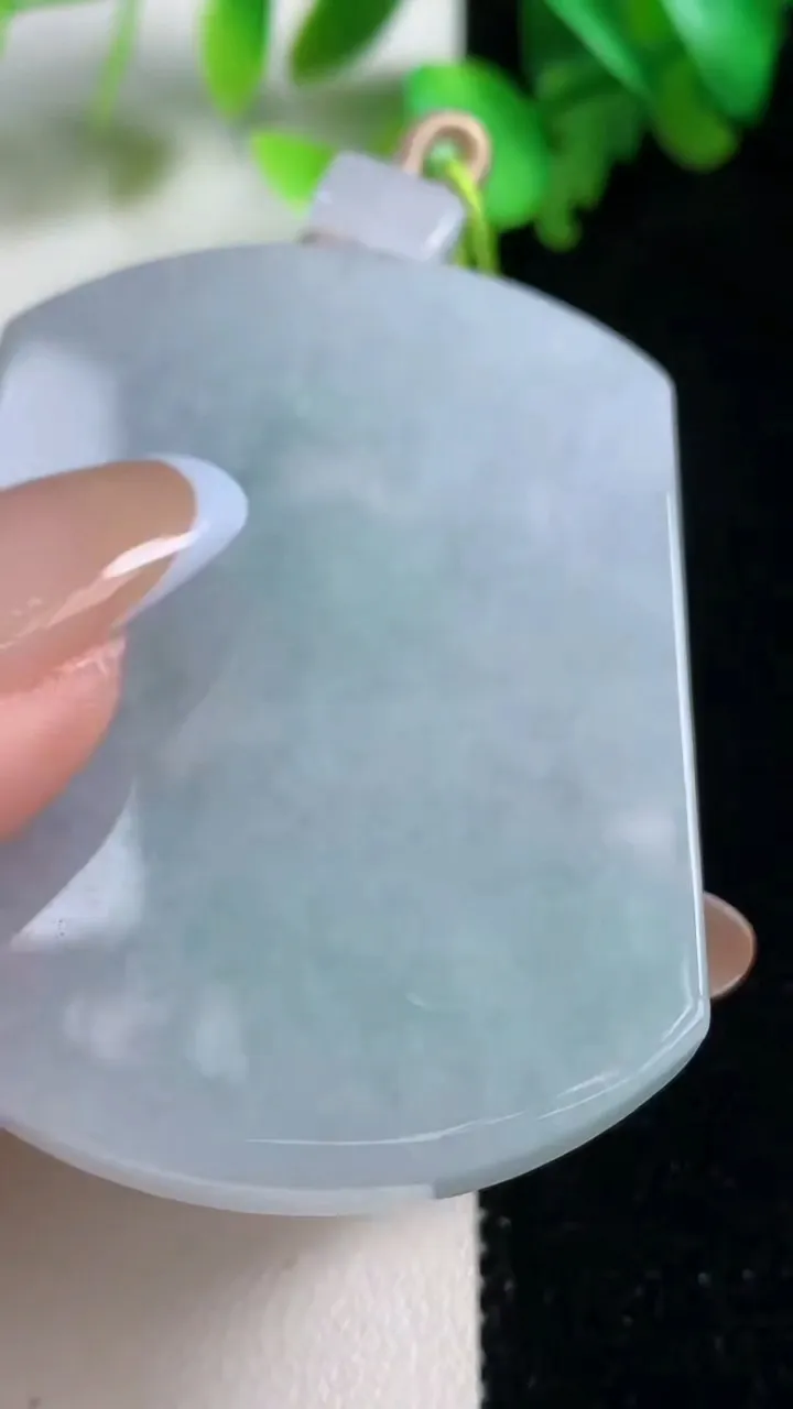 天然A货翡翠无事牌吊坠，尺寸54-39.8-6.4，重量:38.61g
10月29日