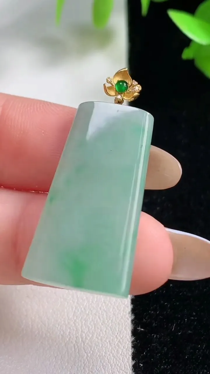 天然A货翡翠无事牌吊坠，尺寸29-16-4.2，重量:5.10g
10月29日
