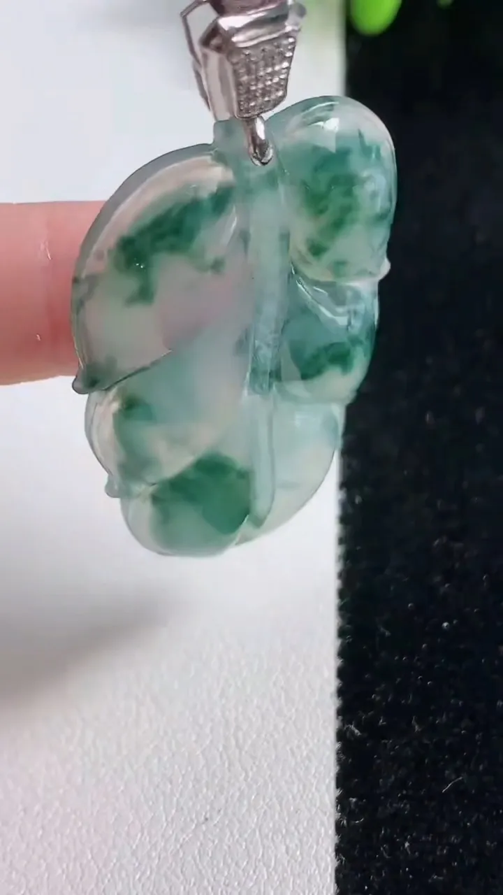 天然A货翡翠种飘花金枝玉叶 叶子吊坠，尺寸46-28-5.1，重量:12.22g
10月29日