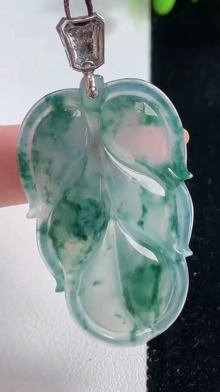 天然A货翡翠种飘花金枝玉叶 叶子吊坠，尺寸46-28-5.1，重量:12.22g
10月29日