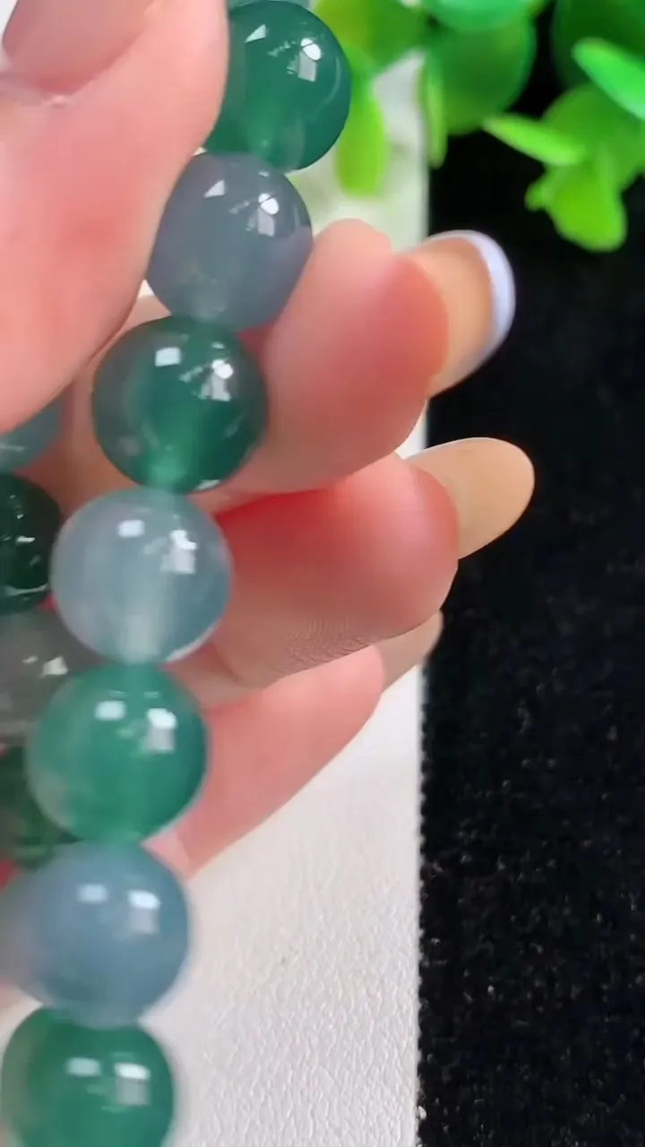 天然A货翡翠圆珠手串，尺寸9.7-20颗，重量:32.95g10月29日
工厂直销收藏佳品,种好水足，色泽均匀，有种有色，上手高大气！